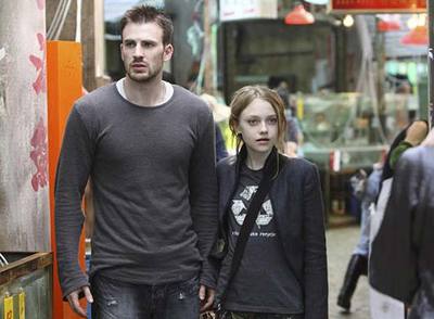 Dakota Fanning y Chris Evans, en un fotograma de  Push.  
