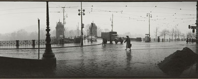  Un día lluvioso,  parte del ciclo  Praga panorámica  del fotógrafo Josef Sudek (1950-1955).