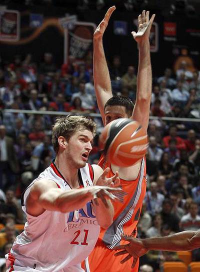 Splitter trata de alcanzar la pelota.