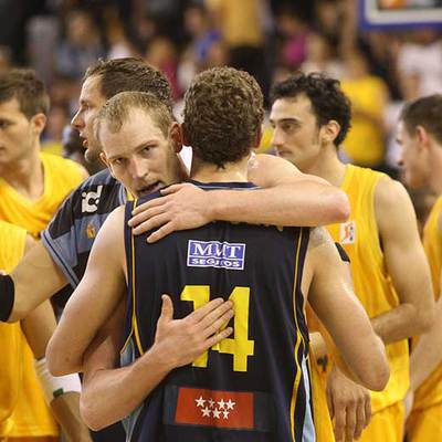 Moran y Jasen se abrazan en uno de sus encuentros en la ACB.