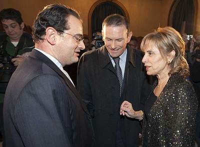 Natividad Rodríguez, viuda de Fernando Buesa, conversa con el consejero vasco de Interior, Javier Balza, en presencia de Ibarretxe.