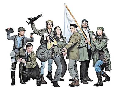 Los actores de FlyHard que participan en  La revolució , una obra que navega entre la realidad y los videojuegos.