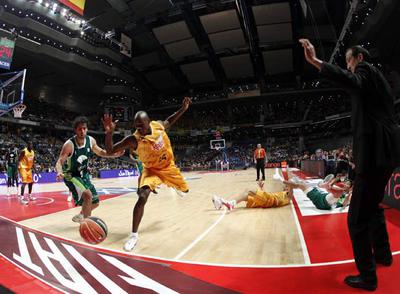 Berni Rodríguez, a la izquierda, lucha por el balón con Sanders, mientras les observa Salva Maldonado, entrenador del Gran Canaria.