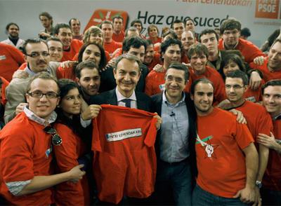 José Luis Rodríguez Zapatero y Patxi López, durante un acto electoral celebrado ayer en el Kursaal de San Sebastián.