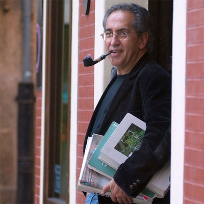 El número dos del PP por A Coruña sale de una céntrica cafetería de la ciudad.