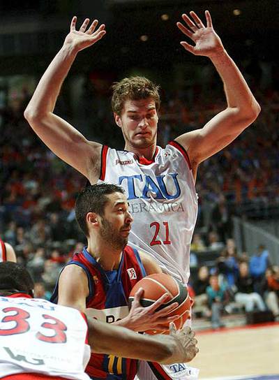 Navarro entra a canasta ante la oposición de Splitter.