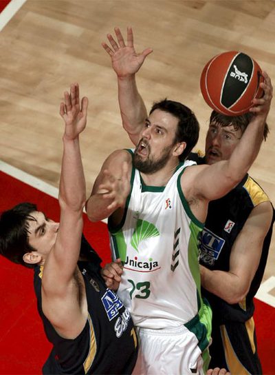 Germán Gabriel lanza frente a Carlos Suárez.