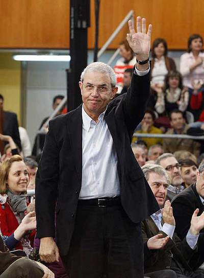 Emilio Pérez Touriño saluda al público, ayer en el mitin de Vigo.