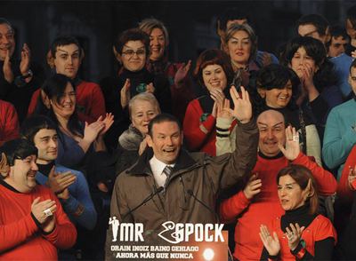 Ibarretxe saluda al modo de  Star Trek  y bromea con su parecido con Mr Spock, ayer, en una concentración de  fans  de la serie.