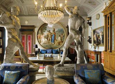 Interior de un salón de la villa de Gianni Versace con objetos que se subastarán.