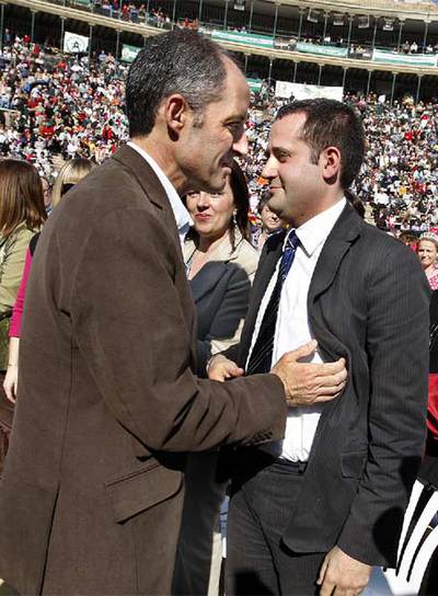 Francisco Camps y el secretario general de los socialistas valencianos, Jorge Alarte, se saludan ayer en un acto en Valencia.