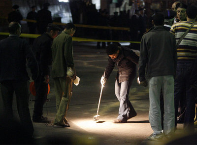 Un agente egipcio usa un detector de metales en la zona de Jan al Jalili tras el atentado.