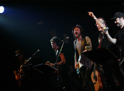 Los integrantes del grupo Pereza cantan temas de Joaquín Sabina, ayer en su homenaje en la sala Galileo.