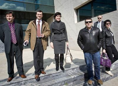 Carmelo Ortolà, segundo por la izquierda, ayer tras prestar declaración junto a otros ediles de Pego.