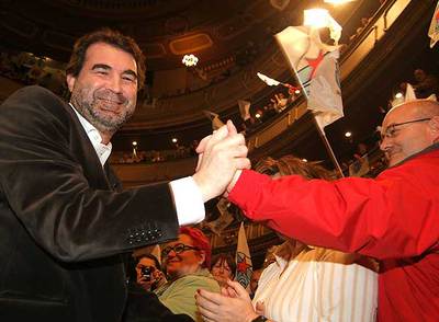 El candidato del BNG, Anxo Quintana, saluda a un simpatizante en un mitin en el teatro Jofre de Ferrol (A Coruña).