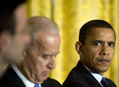 Obama y el vicepresidente Biden (centro), durante una reunión con el director de la Oficina del Presupuesto de la Casa Blanca, Peter Orszag.
