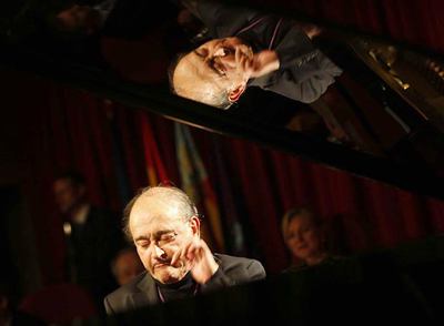 Carles Santos pone música a su homenaje en la Jaume I