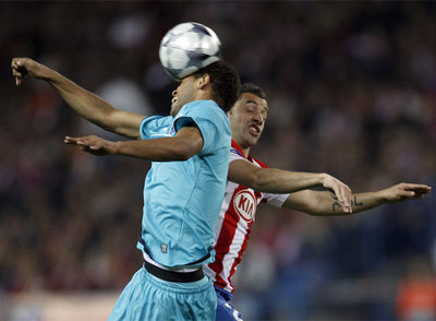 Rolando se adelanta a Simão y despeja de cabeza.