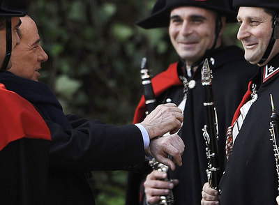Berlusconi bromea con músicos de una banda de los  carabinieri  ofreciéndose a ser detenido mientras espera a Nicolas Sarkozy en Roma.