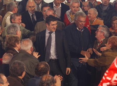 Patxi López y Felipe González reciben el saludo de los socialistas congregados en el frontón Astelena de Eibar.