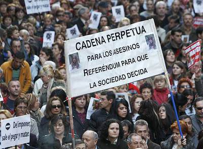 Una protesta en Madrid el sábado pidió cadena perpetua por el crimen de Marta del Castillo. El padre solicitó lo mismo ayer a Zapatero.rn cristóbal manuel