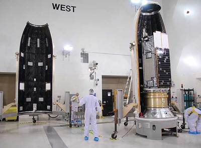 El  Oco  antes del lanzamiento, con las dos mitades de la cofia del cohete que no se abrieron ayer.