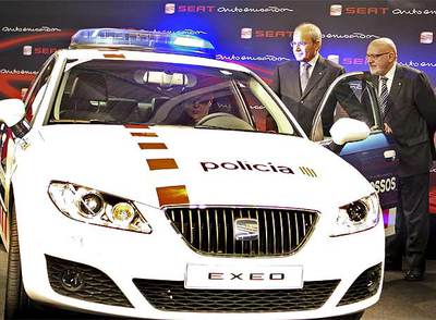 Montilla y el consejero Josep Huguet observan al presidente de Seat, Erich Schmitt, en un Exeo 'tuneado' para los Mossos d'Esquadra.