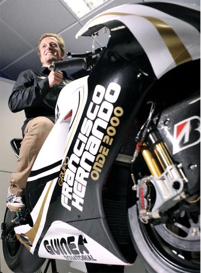 Gibernau, en la moto con el patrocinio de Guinea (parte inferior).