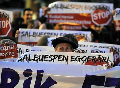 Protesta de la izquierda  abertzale  en las calles de Lazkao. El cartel reza: 