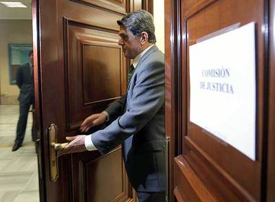 El portavoz del PP, Federico Trillo,  momentos antes de entrar ayer en la Comisión de Justicia.
