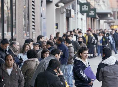 La huelga de funcionarios provocó ayer largas colas en el Registro Civil.