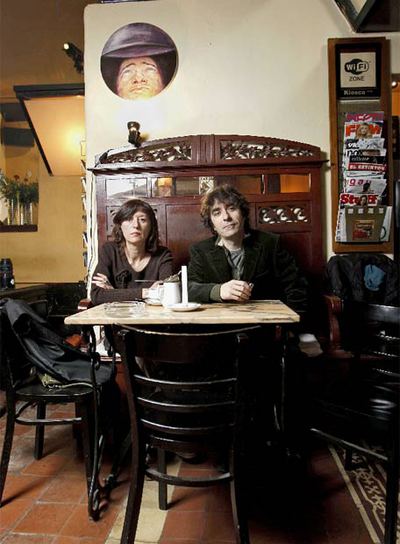 Elisa  y Juan, dueños del teatro cerrado El Canto de la Cabra.