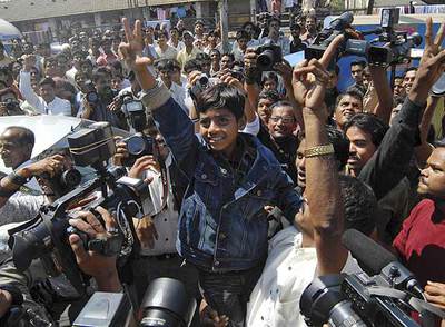 El niño Azharuddin Mohammed Ismail, actor de  Slumdog millionaire,  ayer en Bombay.