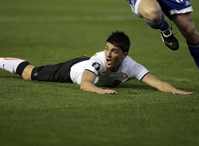 Villa se lamenta sobre el césped durante el partido.