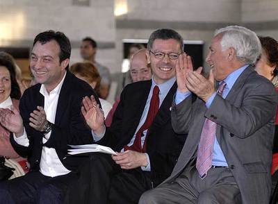 Alberto Ruiz-Gallardón, junto al presidente de la Diputación de Ourense, José Luis Baltar.
