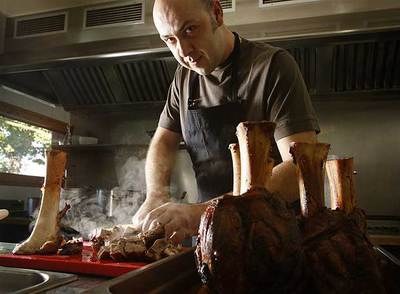 Oriol Rovira, en los fogones de su restaurante Els Casals, en la comarca del Berguedà (Barcelona).