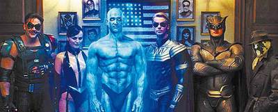 La formación de  Watchmen,  El Comediante (Jeffrey Dean Morgan) con la Espectro de Seda original (Carla Gugino), Dr. Manhattan (Billy Cudrup) al borde de la desintegración y Rorschah (Jackie Earle Haley).