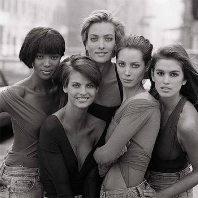 Las modelos Naomi Campbell, Linda Evangelista, Tatjana Patiz, Christy Turlington y Cindy Crawford, fotografidas en 1990 por Peter Lindberg para la portada de la revista  Vogue  en su edición británica.