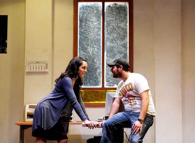 Clara Cols y Borja Espinosa, en una escena de  La revolució,  de Jordi Casanovas.