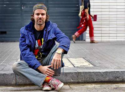 Pau Donés. Debajo, la carátula de su trabajo  Orquesta reciclando .