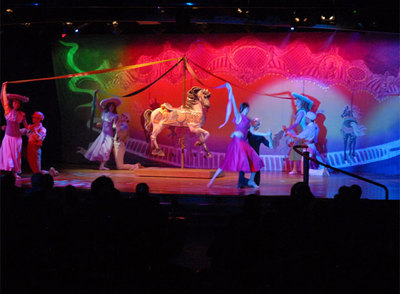 Espectáculo de cintas y caballitos en el teatro del crucero   Crystal Symphony.   rnrnPostre de montaña de frutas.