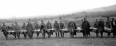 Exhumación de cuerpos de presos franquistas asesinados en 1936 cerca de Madrid, para trasladarlos al cementerio de Paracuellos del Jarama.