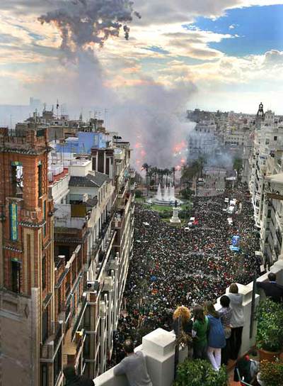 Las Fallas se abren paso con la primera 'mascletà'