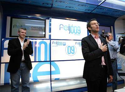 Alberto Núñez Feijóo  y su secretario general, Alfonso Rueda, tras el discurso con que saludó el triunfo el líder del PP.