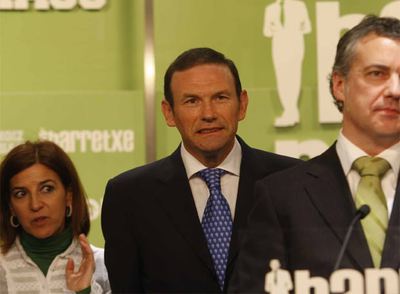 Urkullu se dirige a los presentes en la sede del PNV en Bilbao en presencia de Ibarretxe, ya  lehendakari  en funciones, e Izaskun Bilbao.