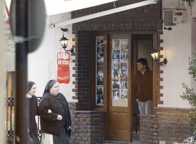 Dos monjas pasaban en la mañana de ayer ante la puerta de la  herriko taberna  de Lazkao.