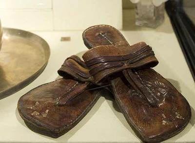 Las desgastada desgastadas sandalias de Mahatma Gandhi.