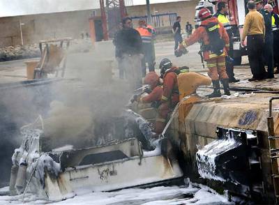 Arde un barco de recreo en el puerto de Gandia