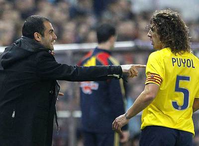 Guardiola da instrucciones a Puyol durante el encuentro con el Atlético.