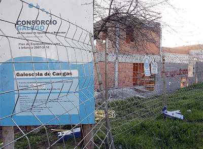 Obras de construcción de la galescola de Hío, delante de un merendero.